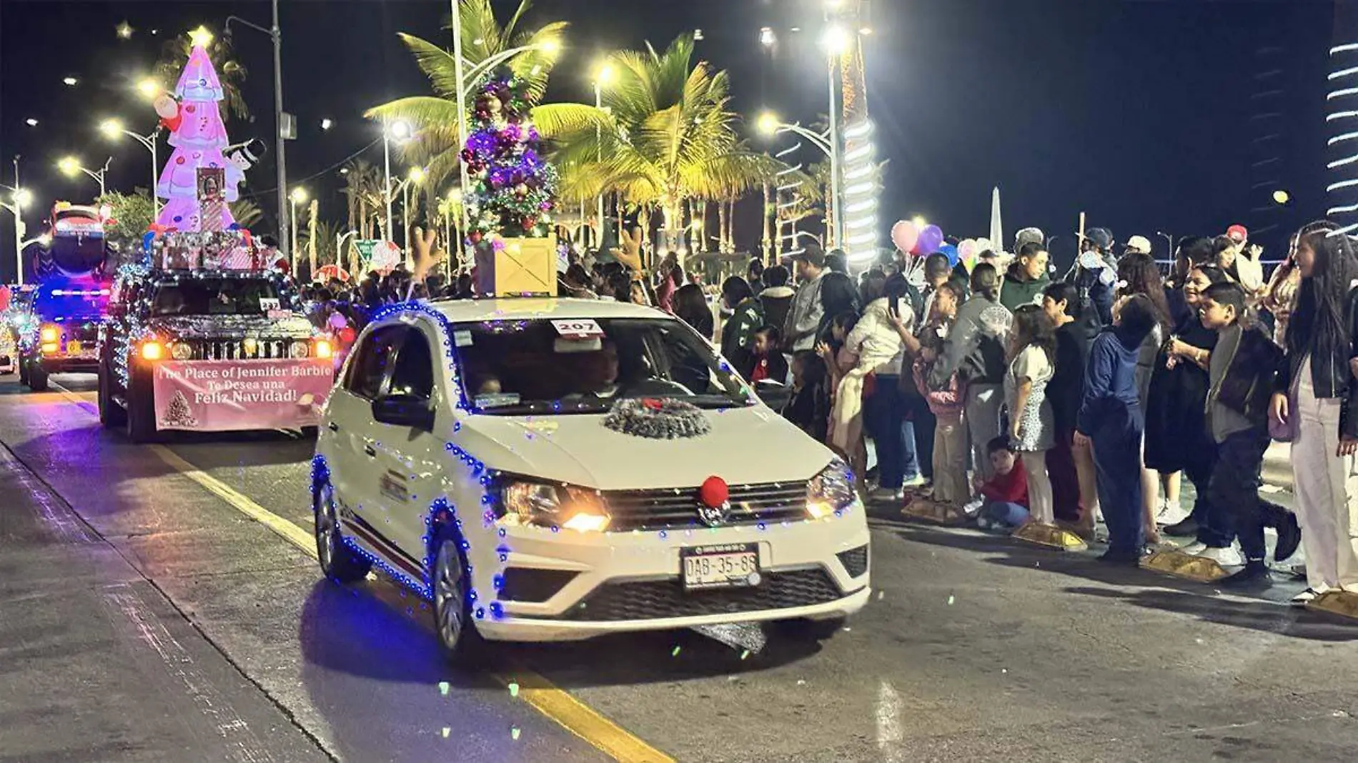 autos particulares desfilan por el malecón, con motivo de navidad